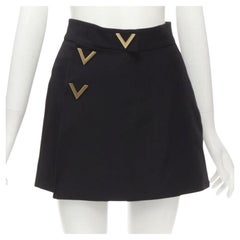 VALENTINO V Logo - Mini-jupe en laine et soie noire à boutons dorés, taille IT 38 XS, années 60