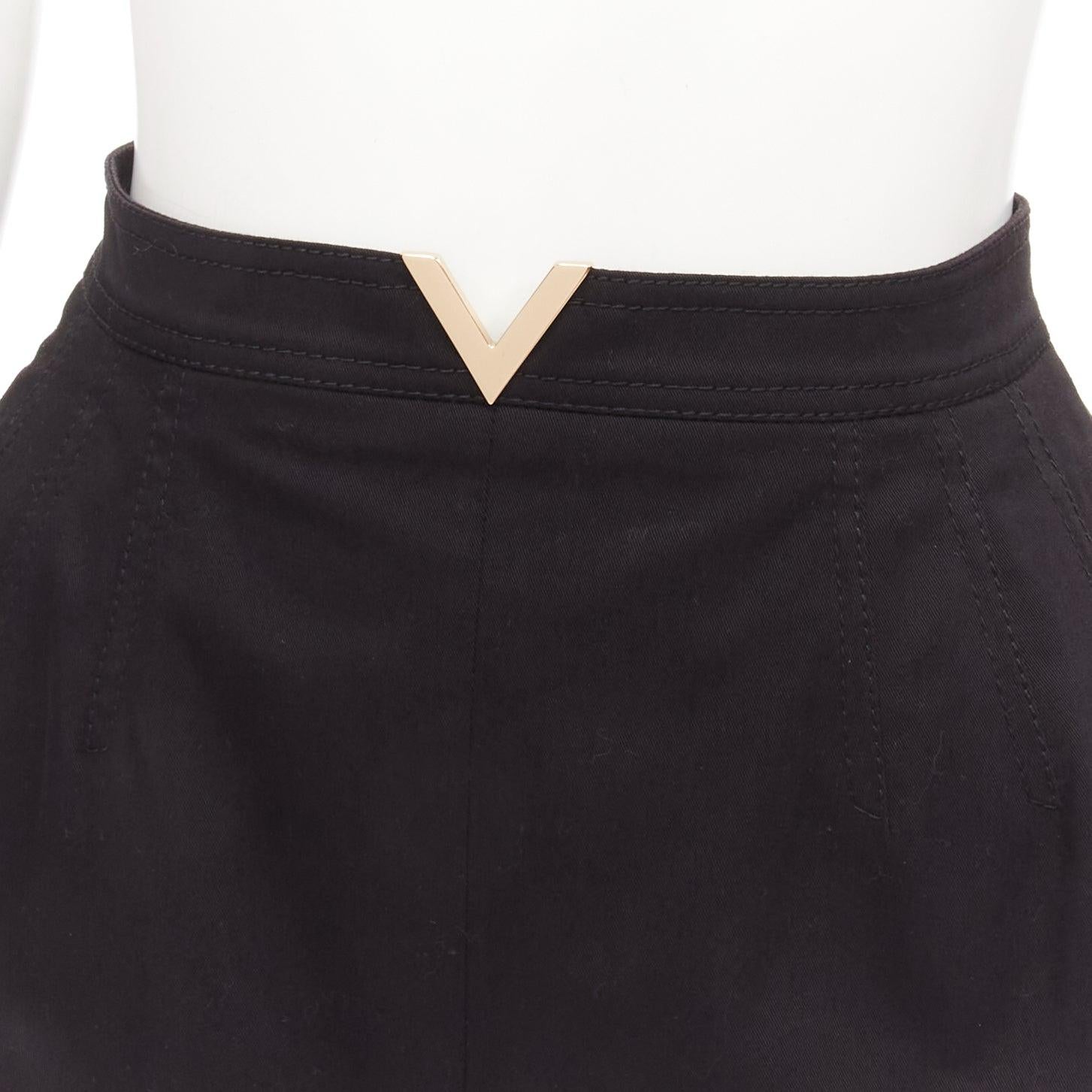 VALENTINO VLOGO gold tone metal hardware black 60's mini skirt skorts IT38 XS
Reference: AAWC/A00357
Brand: Valentino
Designer: Pier Paolo Piccioli
Material: Cotton, Blend
Color: Black, Gold
Pattern: Solid
Closure: Zip
Lining: Fabric
Made in: