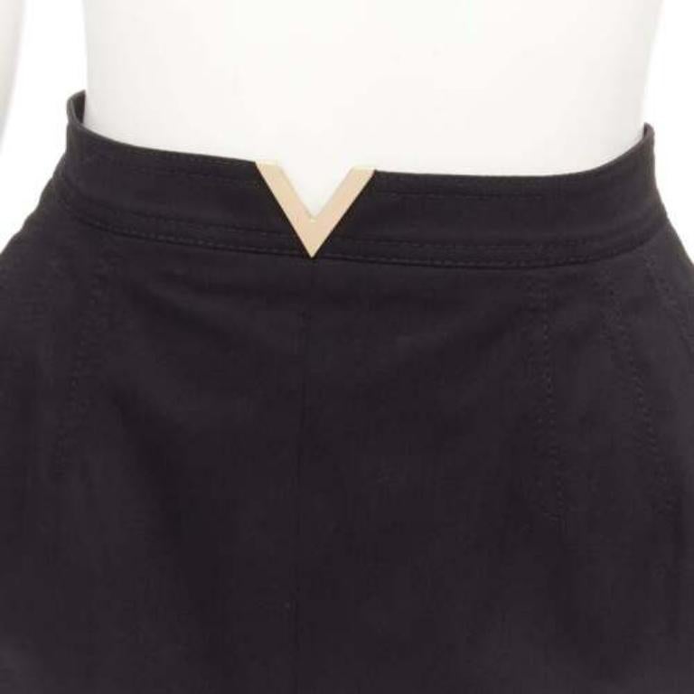 VALENTINO VLOGO gold tone metal hardware black 60's mini skirt skorts IT38 XS
Reference: AAWC/A00357
Brand: Valentino
Designer: Pier Paolo Piccioli
Material: Cotton, Blend
Color: Black, Gold
Pattern: Solid
Closure: Zip
Lining:  Fabric
Made in: