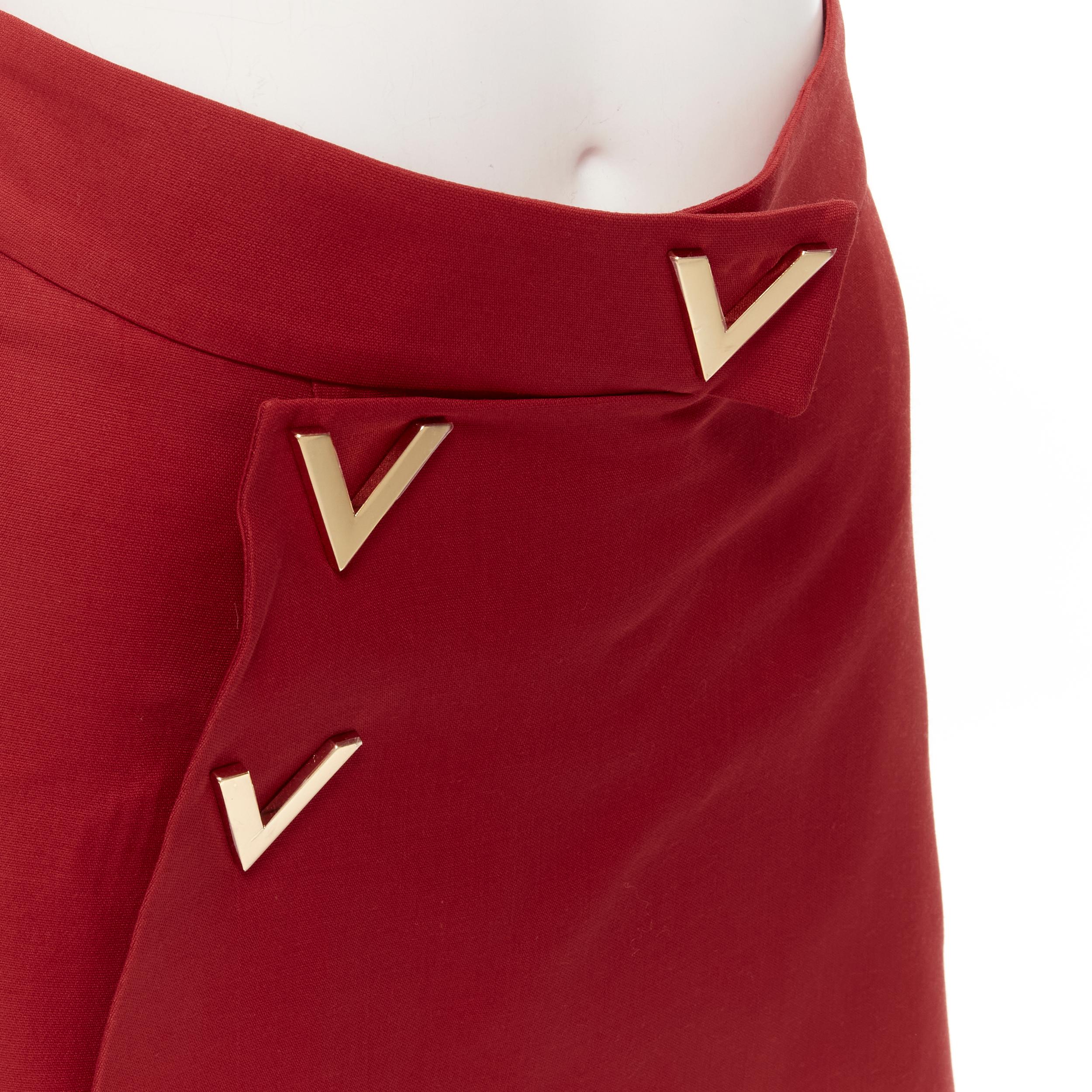 VALENTINO VLOGO gold tone V button red wool silk 60's mini skirt skorts IT38 XS

Reference: AAWC/A00382

Brand: Valentino

Designer: Pier Paolo Piccioli

Material: Wool, Silk

Color: Red, Gold

Pattern: Solid

Closure: Button Fly

Lining: Silk

Made