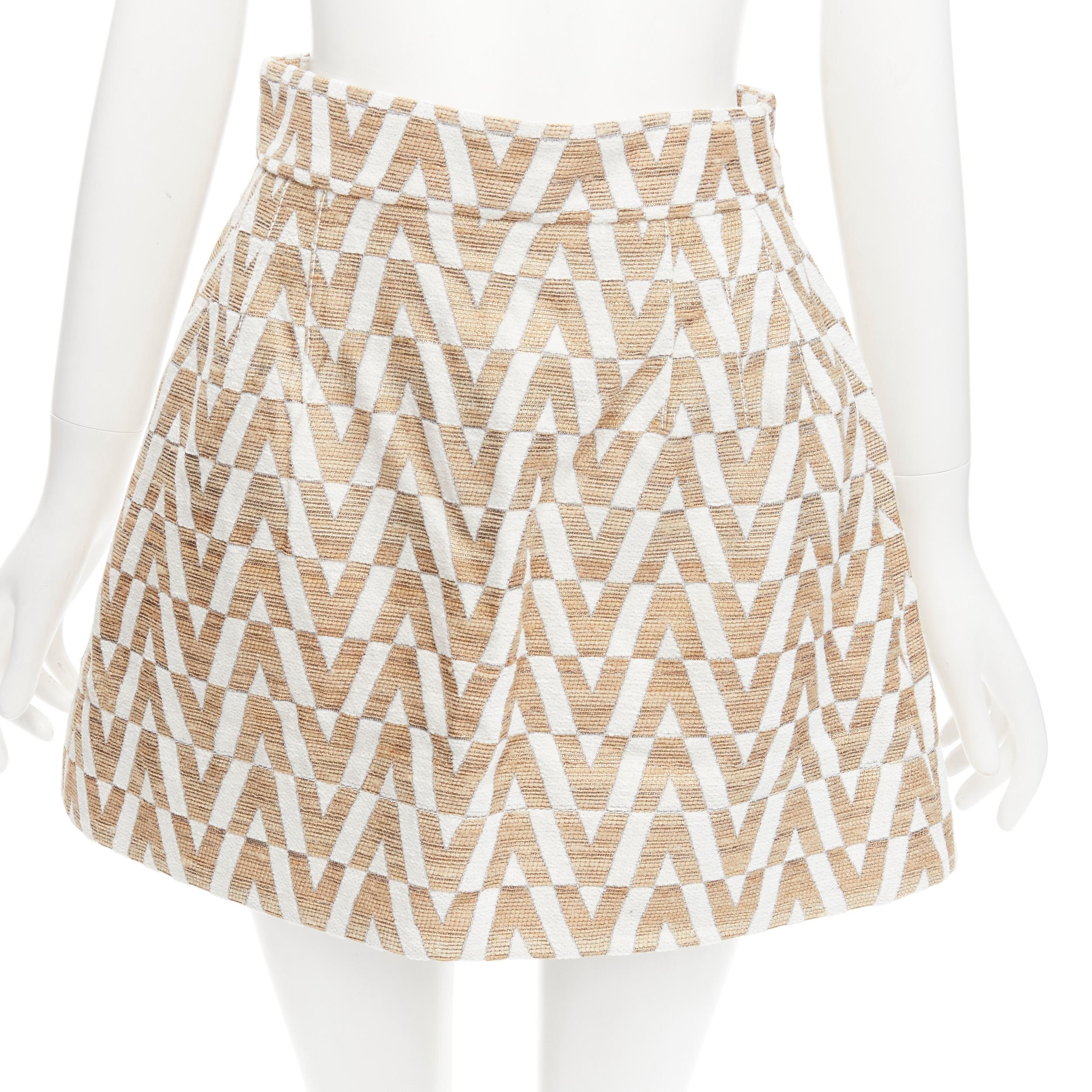VALENTINO VLOGO gold white monogram jacquard A-line mini skirt skorts IT38 XS
Reference: AAWC/A00381
Brand: Valentino
Designer: Pier Paolo Piccioli
Collection: VLOGO
Material: Viscose, Blend
Color: Gold, White
Pattern: Monogram
Closure: Zip
Lining: 