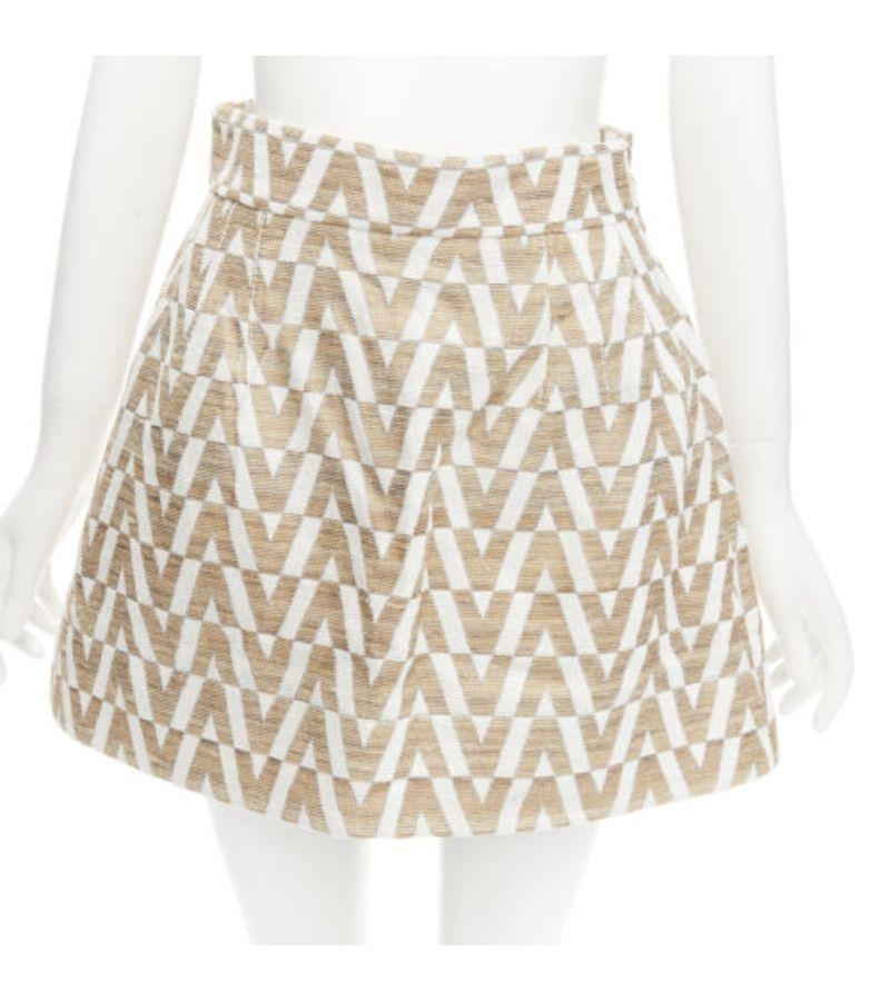 VALENTINO VLOGO gold white monogram jacquard A-line mini skirt skorts IT38 XS
Reference: AAWC/A00381
Brand: Valentino
Designer: Pier Paolo Piccioli
Collection: VLOGO
Material: Viscose, Blend
Color: Gold, White
Pattern: Monogram
Closure: Zip
Lining: