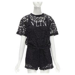 VALENTINO VLTN Logo Schwarzer Spitzen-Spielanzug in Weiß mit Blumenspitze XS