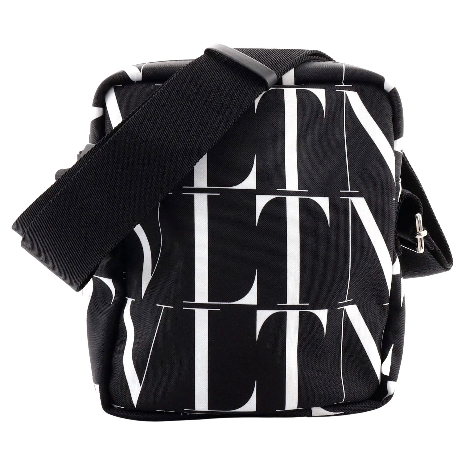 Valentino VLTN Logo Kameratasche aus bedrucktem Nylon