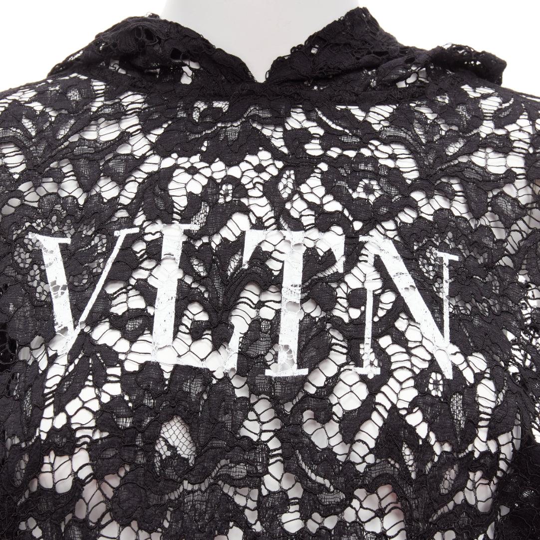 VALENTINO VLTN logo print floral black sheer lace hoodie lace cropped hoodie S
Reference: AAWC/A00630
Brand: Valentino
Collection: VLTN
Material: Viscose, Cotton, Blend
Color: Black, White
Pattern: Floral
Extra Details: Ribbed hem and cuff.
Made in: