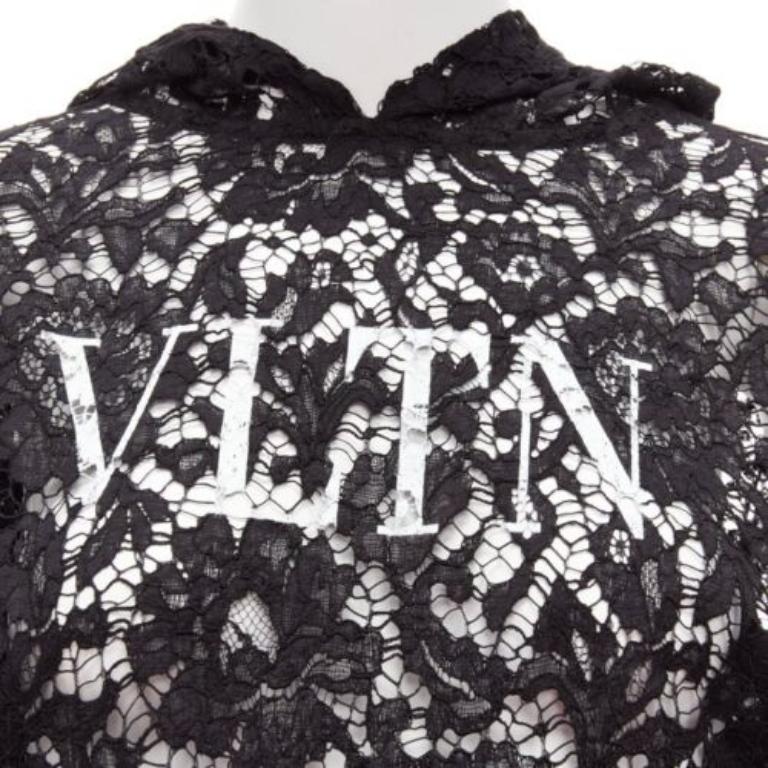 VALENTINO VLTN sudadera con capucha de encaje con logo estampado floral negro transparente sudadera con capucha S
Referencia: AAWC/A00630
Marca Valentino
Colección: VLTN
Material: Viscosa, algodón, mezcla
Color: Negro, Blanco
Patrón: Floral
Detalles