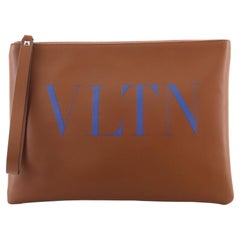 Valentino VLTN Handgelenk-Clutch aus bedrucktem Leder Medium