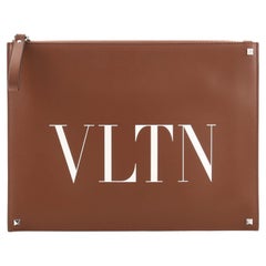 Valentino VLTN Clutch mit Reißverschluss aus bedrucktem Leder