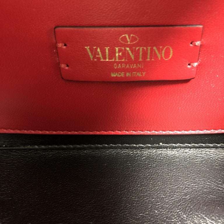 Valentino Garavani Shoulder Bag Vsling Small in Black Leather ref.313830 -  Joli Closet