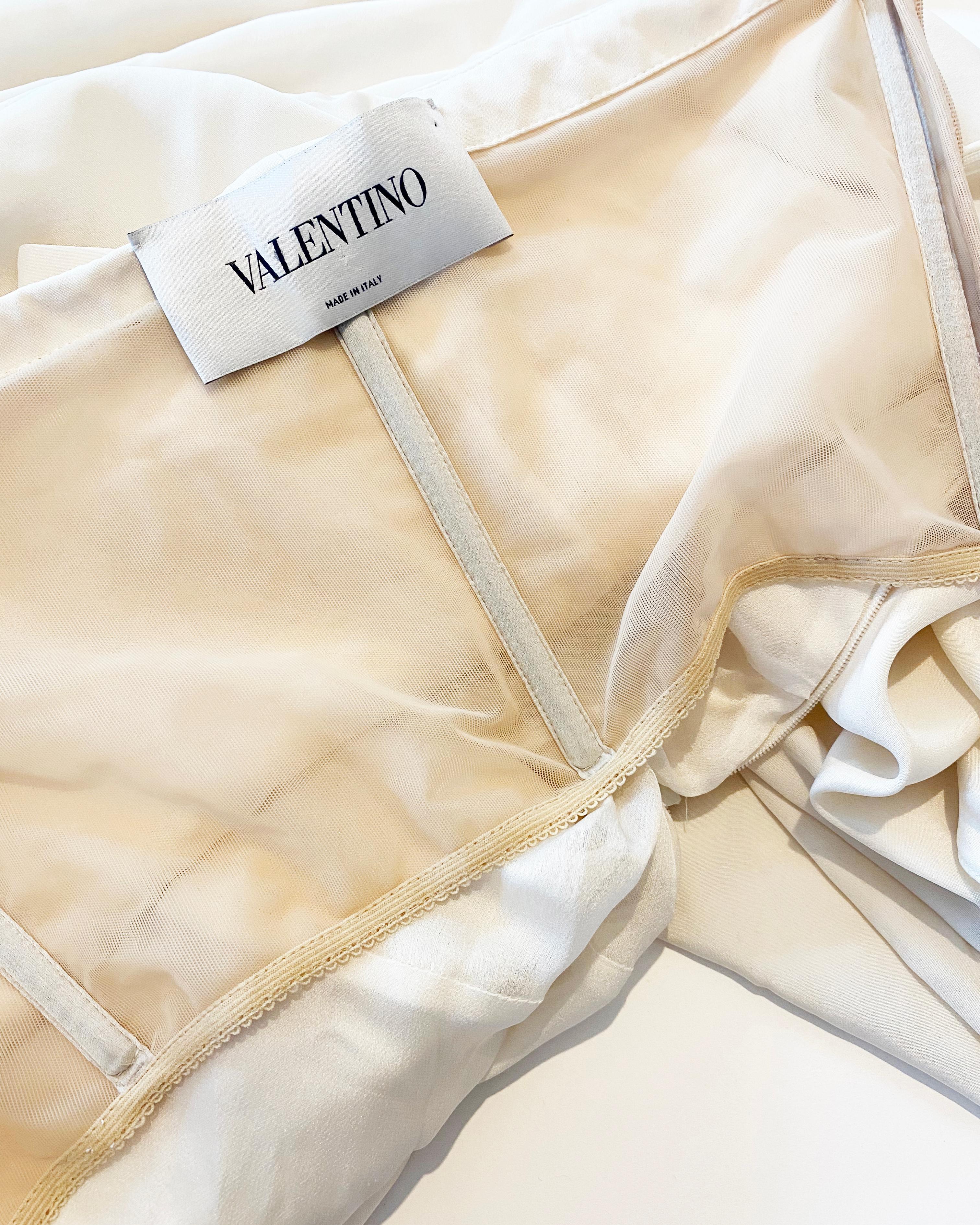 Valentino wedding ivory strapless fitted bodice bow back silk train dress dress S en vente 14