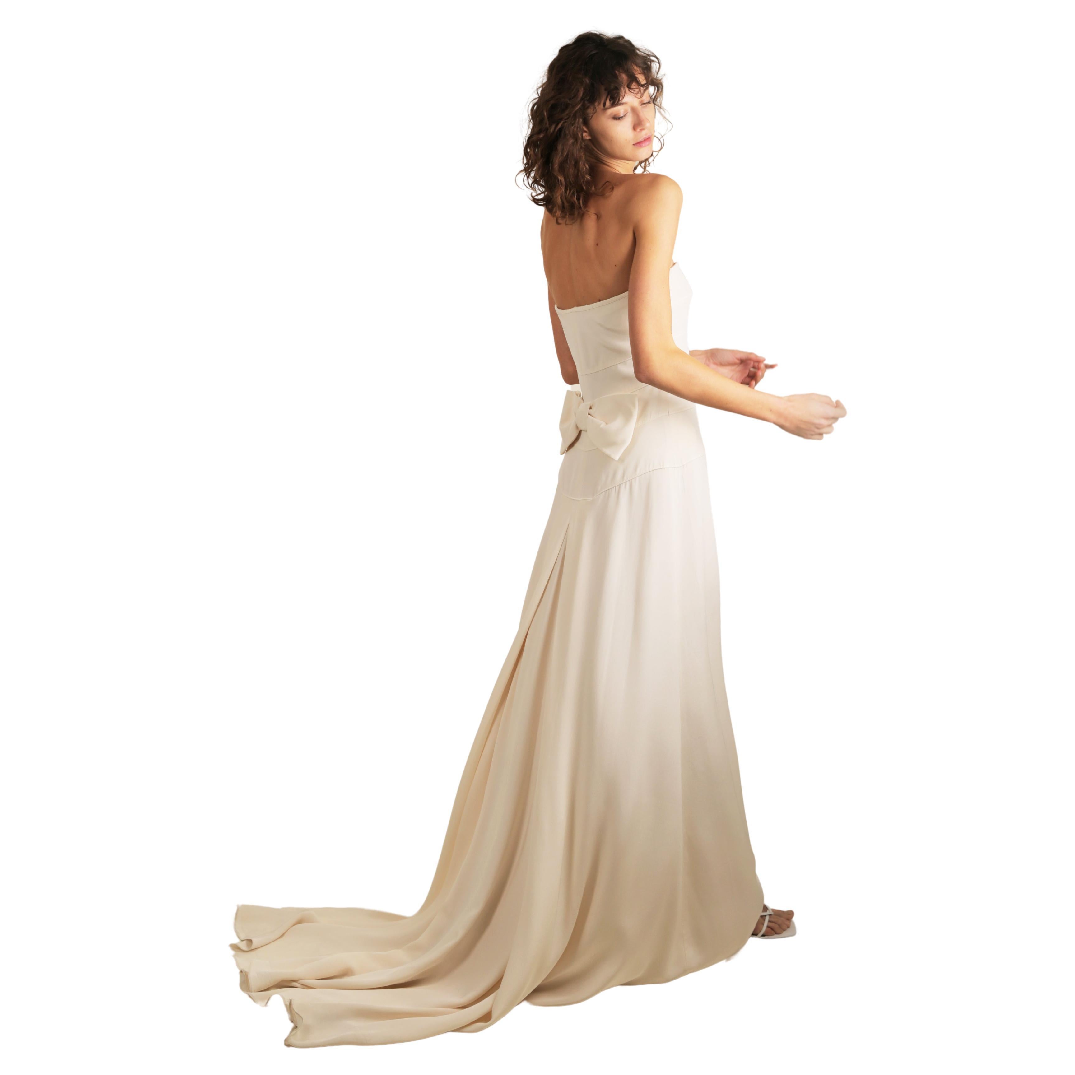 Valentino wedding ivory strapless fitted bodice bow back silk train dress dress S en vente