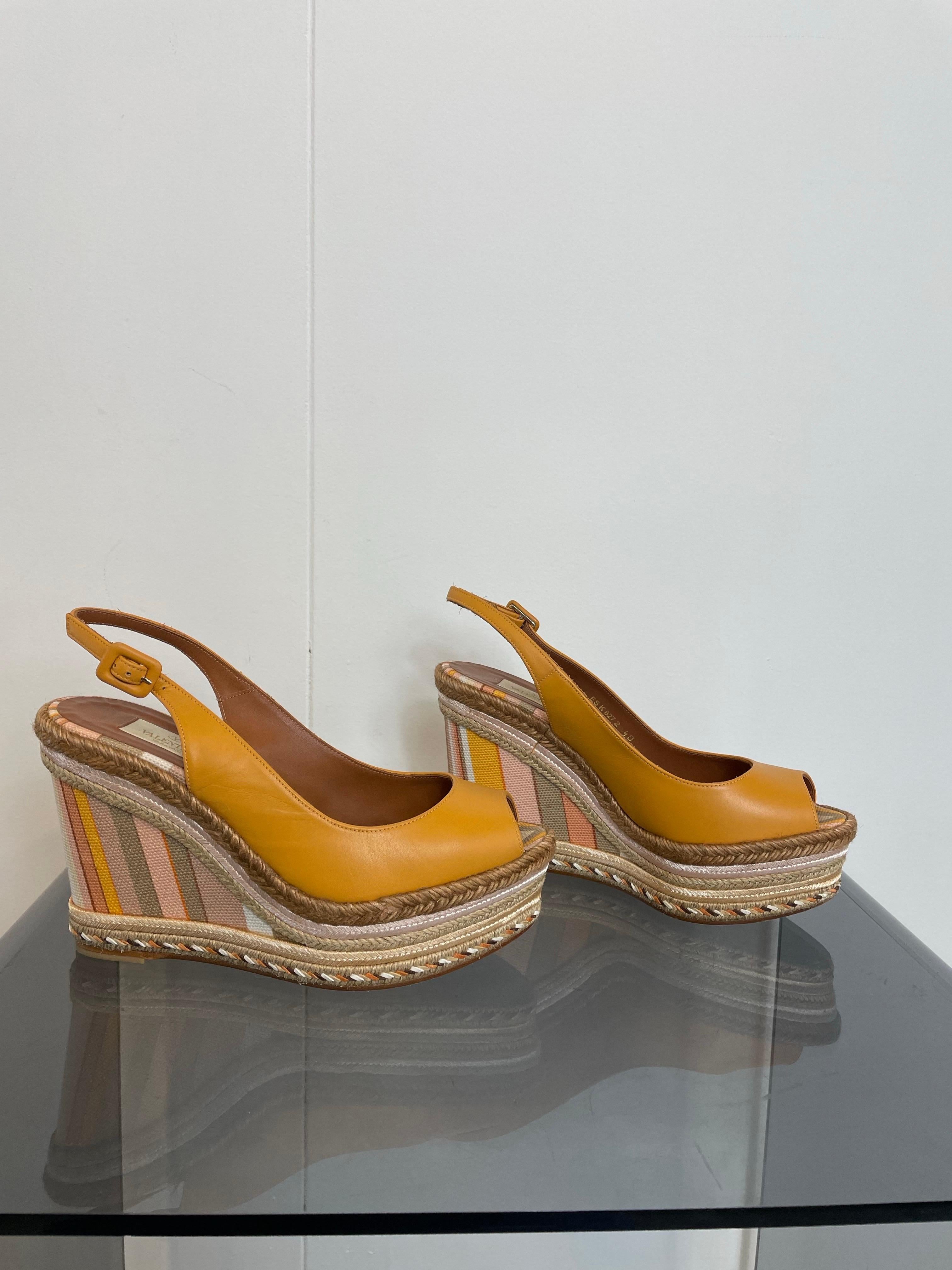 Valentino Keilabsatz Modell Espadrillas, Oberteil aus ockerfarbenem Leder mit verstellbarem Knöchelriemen. Wedge aus Stoff und Bast. Größe 40, Absatz 12 cm, Plateau 5 cm. In ausgezeichnetem Zustand, mit einigen Gebrauchsspuren. Original Staubbeutel.