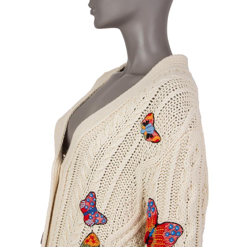 Valentino oversized butterfly embroidered cardigan in off-white alpaca hair (50%) and yak (50%) with a v-neck and two pockets on the front. Unlined. Has been worn and is in excellent condition.

Tag Size S
Size S
Shoulder Width 94cm (36.7in)
Bust