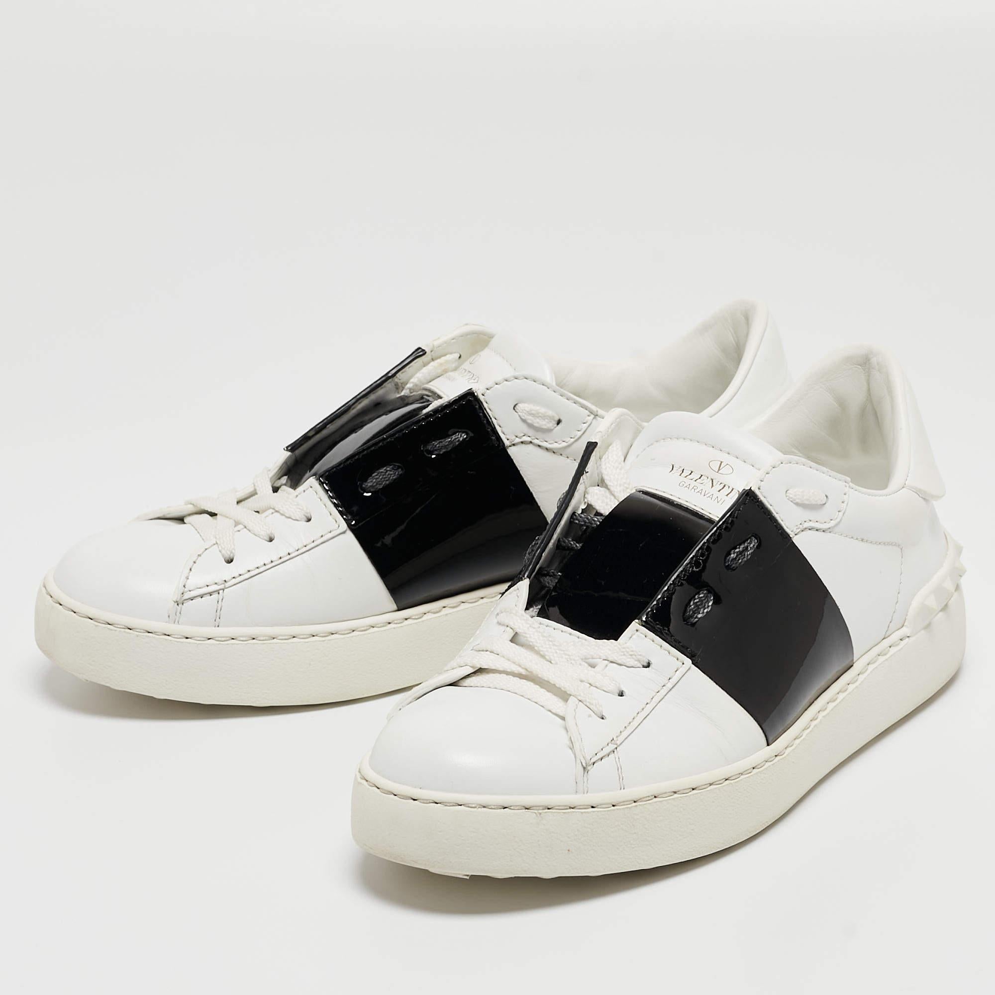 Upgrade your style with these Valentino sneakers. Meticulously designed for fashion and comfort, they're the ideal choice for a trendy and comfortable stride.

