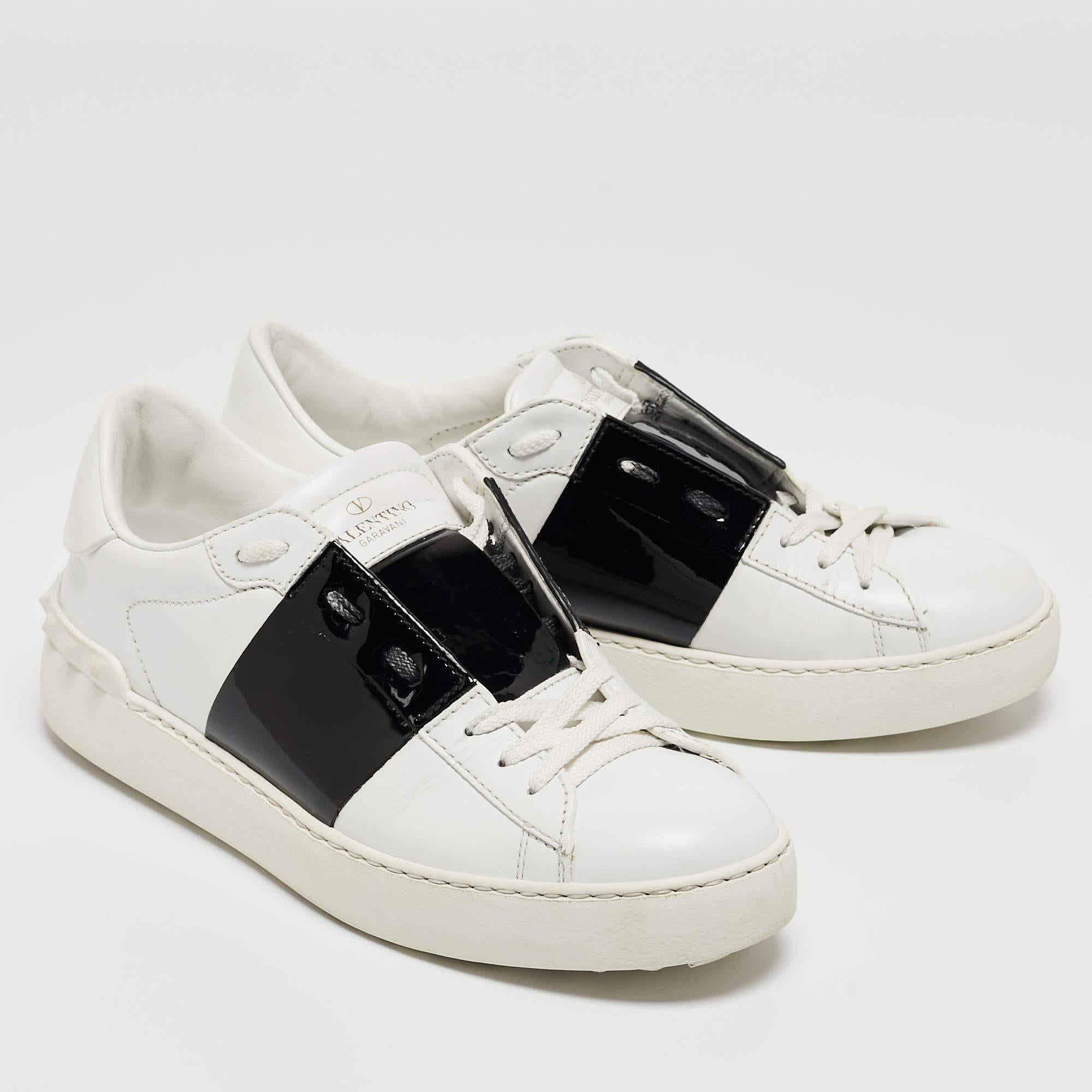 Valentino White/Black Leather Rockstud Low Top Sneakers Size 38 In Good Condition In Dubai, Al Qouz 2