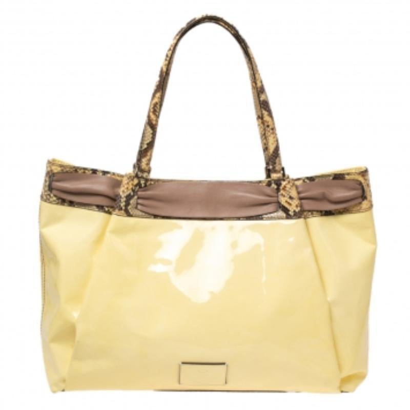 Mit dieser Valentino Aphrodite Bow Tasche werten Sie Ihren Alltagslook auf. Sie ist aus Lackleder gefertigt und hat Pythonbesätze, Pythongriffe und eine Schleife auf der Vorderseite. Er hat einen geräumigen Innenraum aus Stoff.