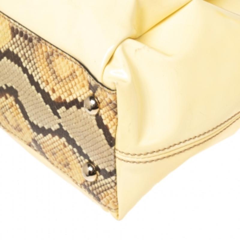 Valentino Weiß/Braun Lackleder und Python Große Aphrodite-Schleifentasche im Angebot 3