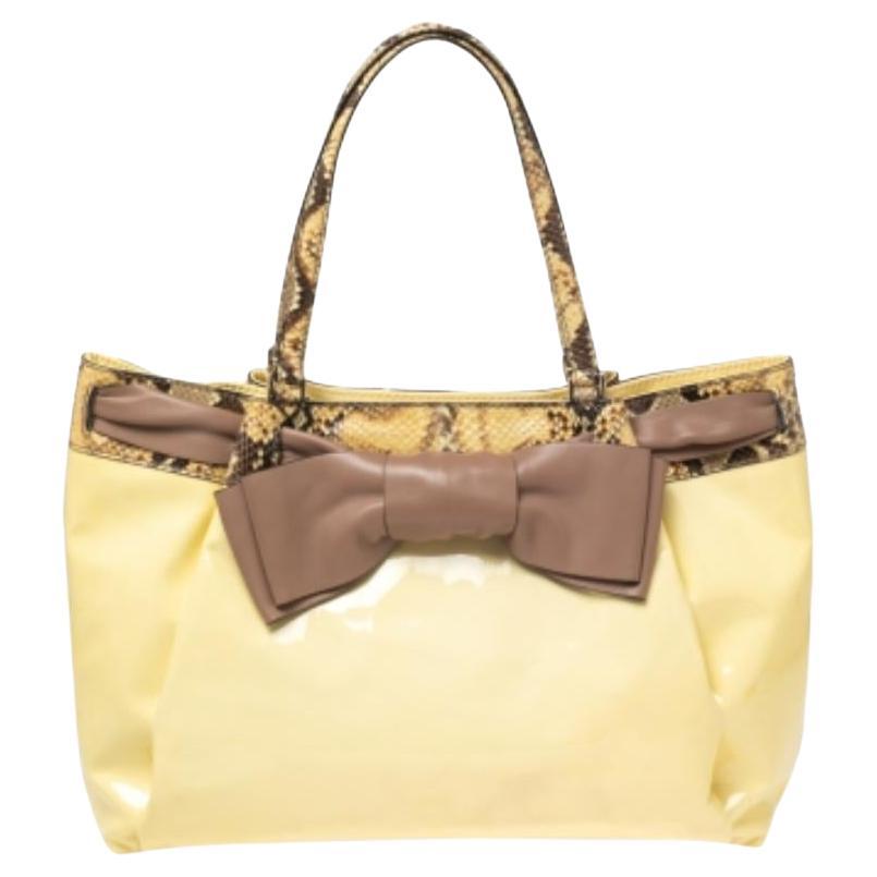 Valentino Weiß/Braun Lackleder und Python Große Aphrodite-Schleifentasche im Angebot