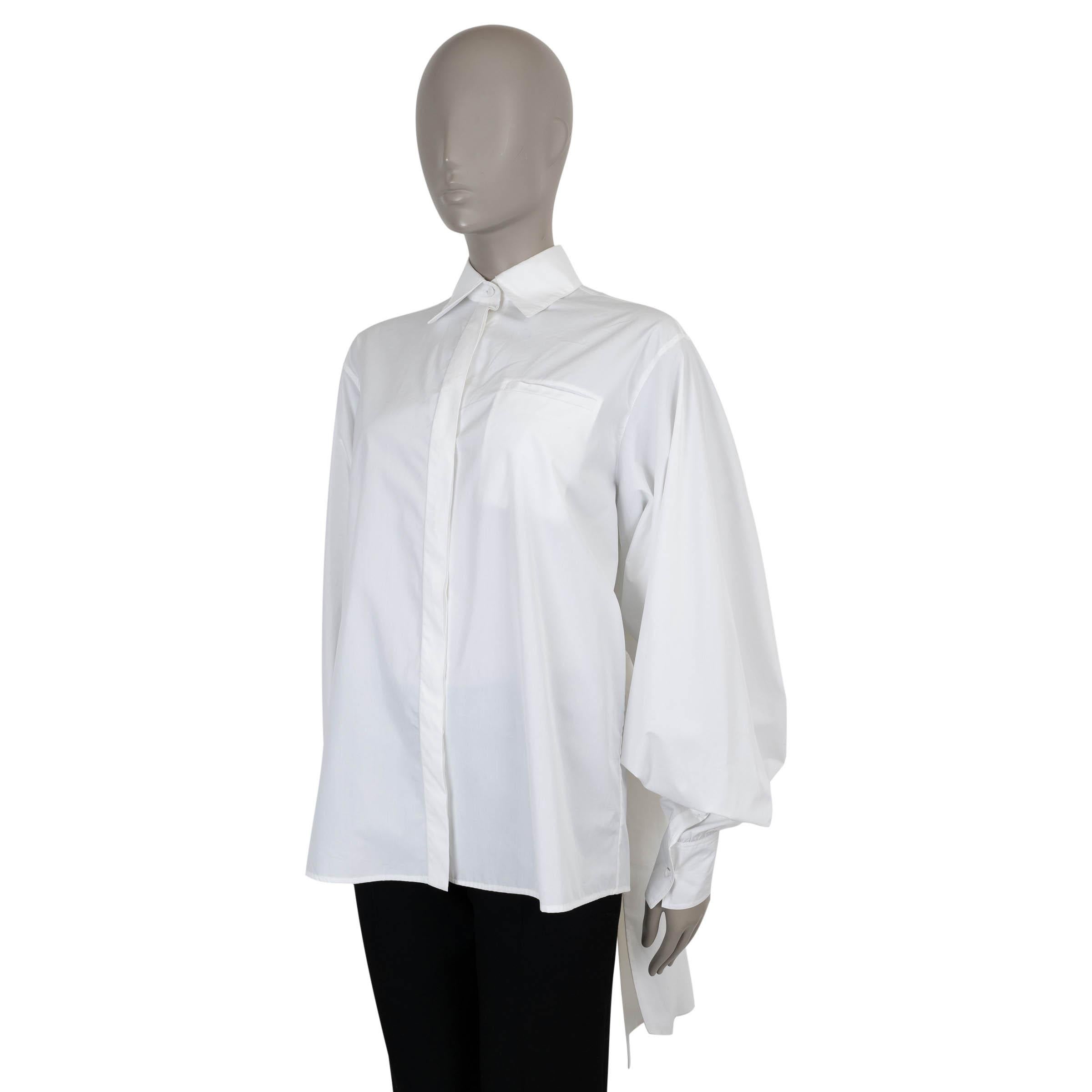Questa camicia Le Blanc di Valentino, autentica al 100%, è realizzata in popeline di cotone bianco (si prega di notare che l'etichetta del contenuto è mancante). Disegnato con una silhouette oversize, è caratterizzato da scenografiche maniche a