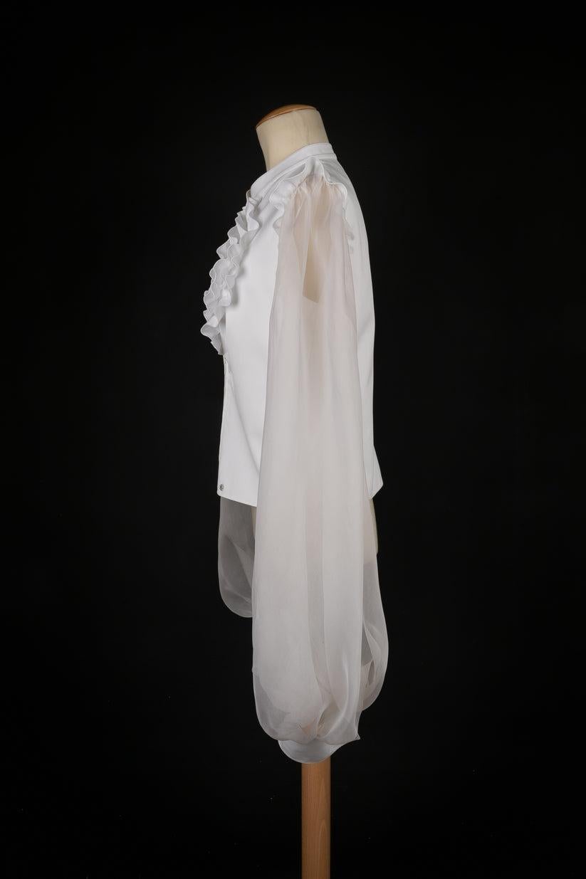 Valentino - (Made in Italy) White cotton and organza top. No size nor composition label, it fits a 36FR.

Additional information:
Condition: Very good condition
Dimensions: Shoulder width: 40 cm - Sleeve length: 80 cm - Length: 54 cm

Seller