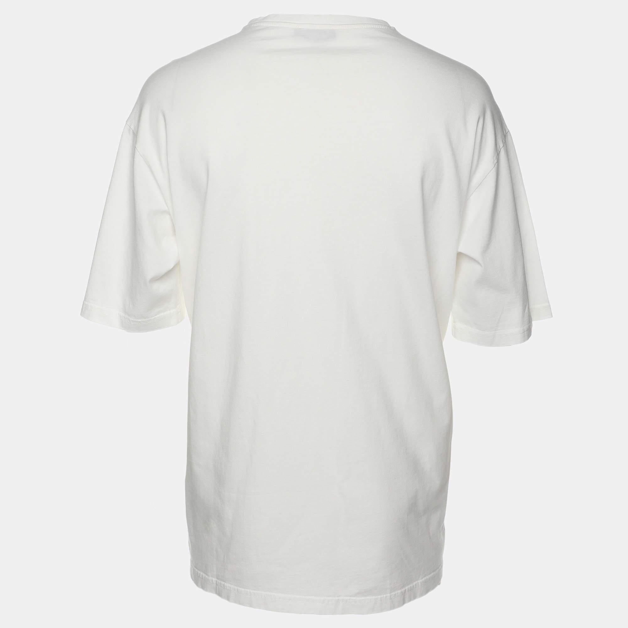 Che tu voglia uscire con gli amici o semplicemente rilassarti, questa t-shirt è un capo versatile che può essere abbinato in molti modi. È stato realizzato con un tessuto pregiato.