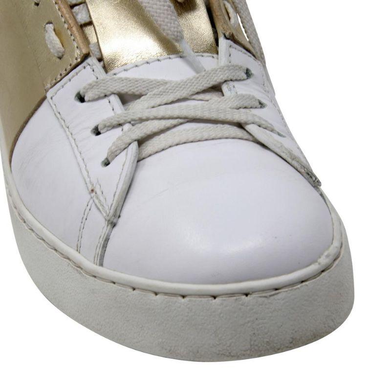 Valentino White Garavani Leather Rockstud Lace-up Sneakers 40.5

These stylish and eye-catching Valentino sneakers are a fabulous addition to any wardrobe! Featuring white and gold leather uppers and lace-up style. A rubber soles create a