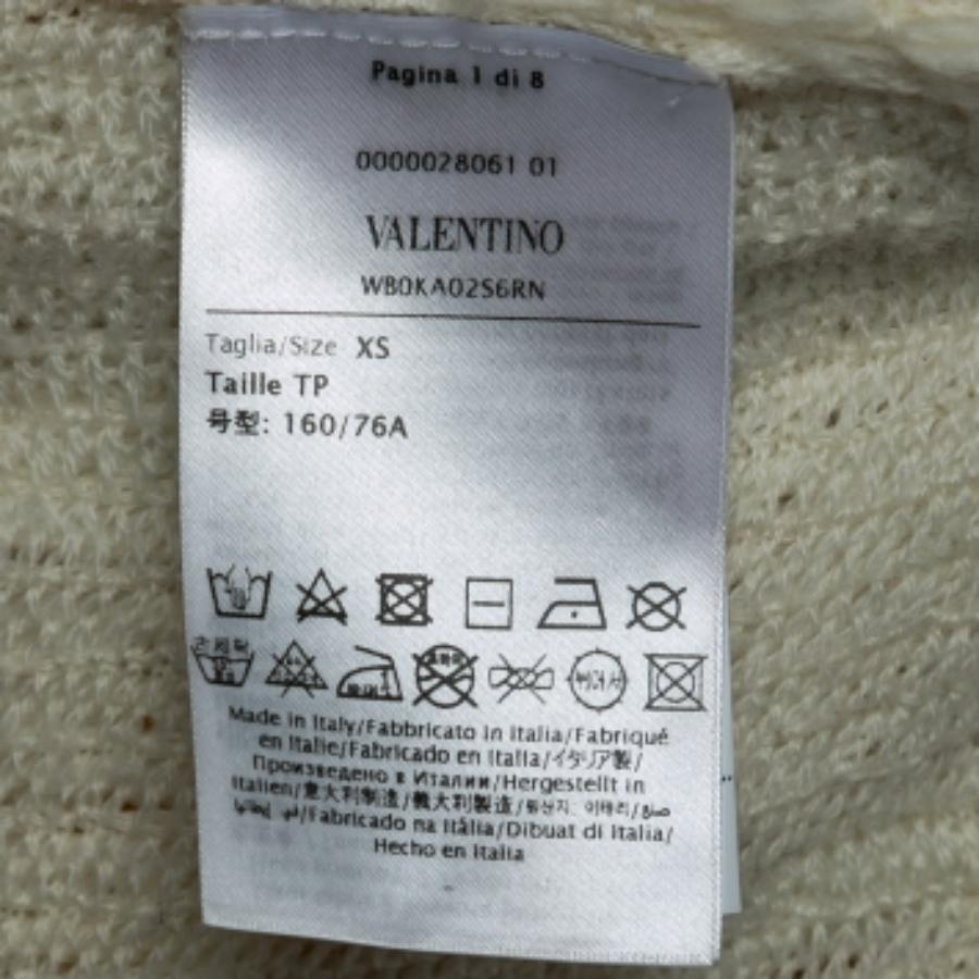 Egal, ob Sie mit Freunden ausgehen oder einfach nur faulenzen wollen, diese Strickjacke ist vielseitig und lässt sich auf viele Arten stylen. Es wurde aus feinem Stoff hergestellt.
