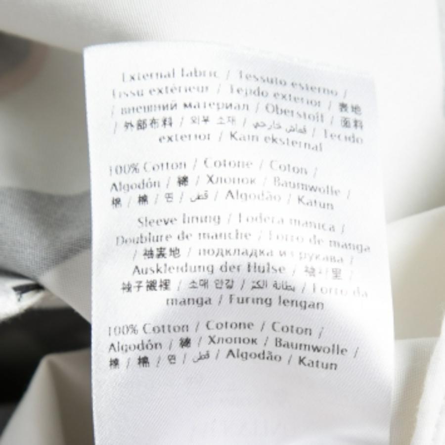 Erfrischen Sie Ihre Sommergarderobe mit diesem schönen Kleid von Valentino. Dieses kreativ gefertigte Kleid mit seinem souveränen Stil lässt Sie absolut elegant aussehen.