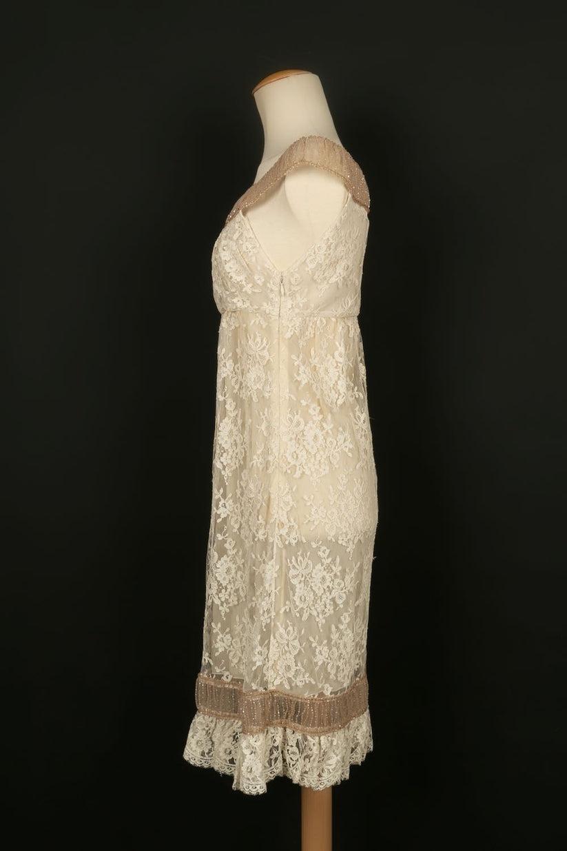 Valentino - (Made in Italy) White lace dress with beaded collar and bottom. Size indicated 6UK, it corresponds to a 34FR.

Additional information:
Dimensions: Chest: 38 cm, Waist: 34 cm, Length: 100 cm
Condition: Very good condition
Seller Ref