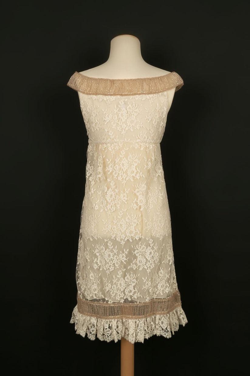 Valentino White Lace Dress with Beaded Collar and Bottom In Excellent Condition For Sale In SAINT-OUEN-SUR-SEINE, FR