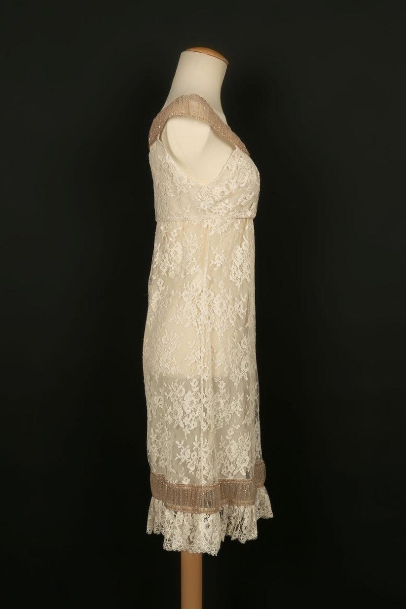 Valentino - Robe en dentelle blanche avec col et bas perlés Excellent état - En vente à SAINT-OUEN-SUR-SEINE, FR