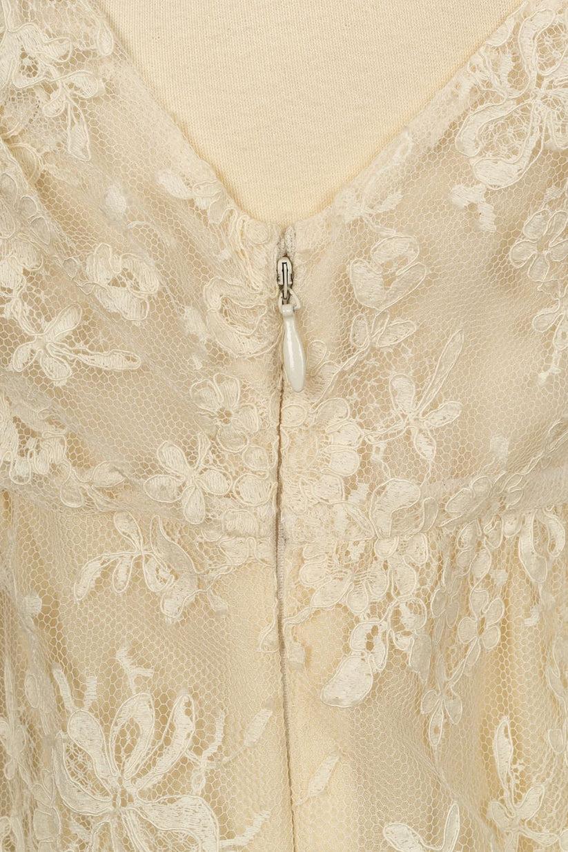 Valentino - Robe en dentelle blanche avec col et bas perlés en vente 2