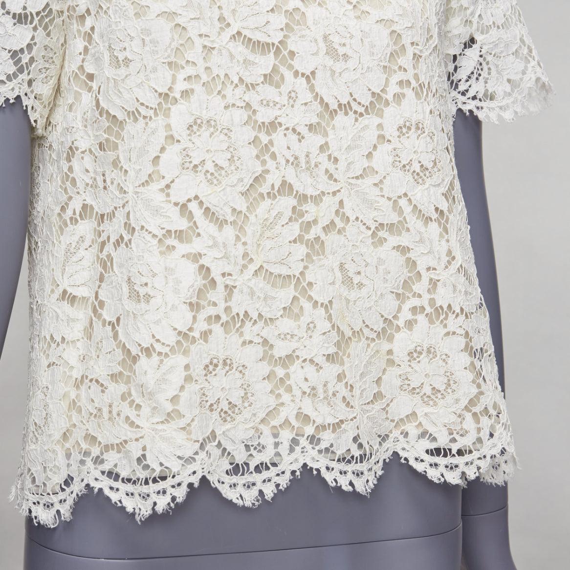 VALENTINO white lace nude overlay scallop cuff hem boxy crop top
Reference: LACG/A00402
Brand: Valentino
Material: Lace
Color: White, Nude
Pattern: Lace
Closure: Keyhole Button
Lining: Nude Fabric
Extra Details: Keyhole button back.
Estimated Retail