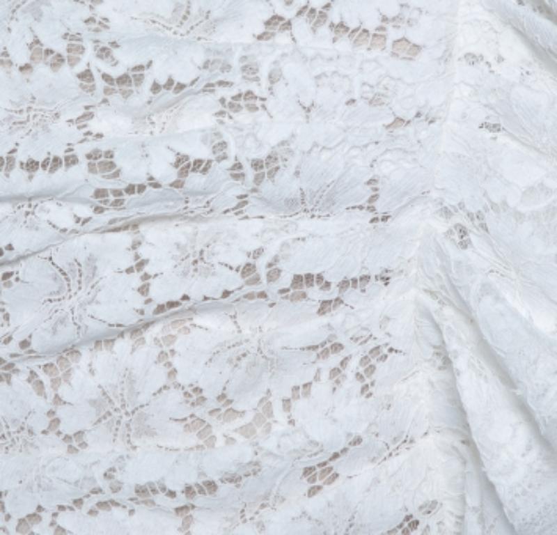 Los vestidos de Valentino son conocidos por sus diseños únicos que emanan el brío femenino de la marca y una artesanía inmaculada que hace que sus creaciones duren temporada tras temporada. Confeccionado en delicado encaje de color blanco, este
