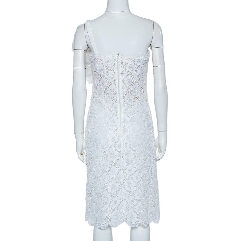 Valentino's dresses are known for their unique designs that emanate the label's feminine verve and immaculate craftsmanship that makes their creations last season after season. Made from dainty lace in a white shade, the midi dress is detailed with