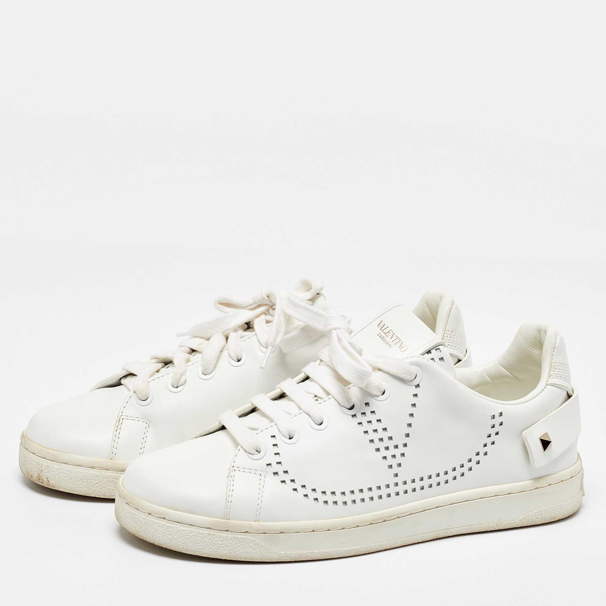 Aggiungete un tocco di classe al vostro abbigliamento con queste sneakers. Realizzate con materiali pregiati, sono dotate di tomaia con lacci e sottopiede rilassante. La suola resistente di questo paio ha l'obiettivo di garantirti la comodità di