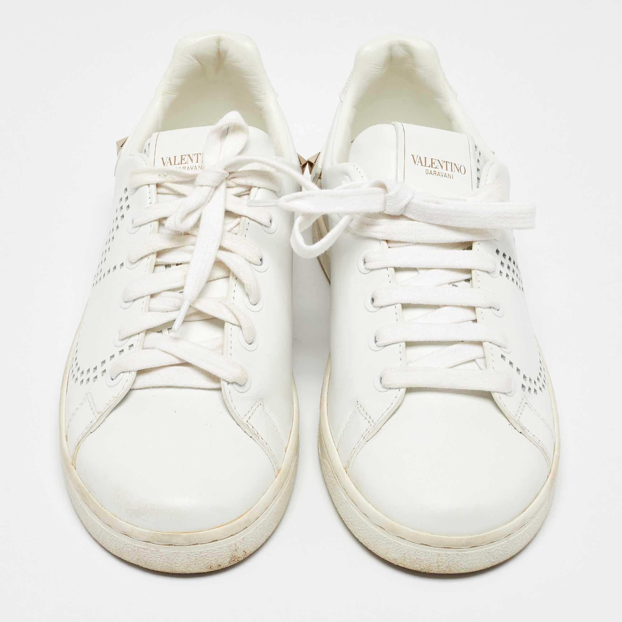 Grigio Valentino Sneakers a rete in pelle e piume bianche misura 35.5 in vendita