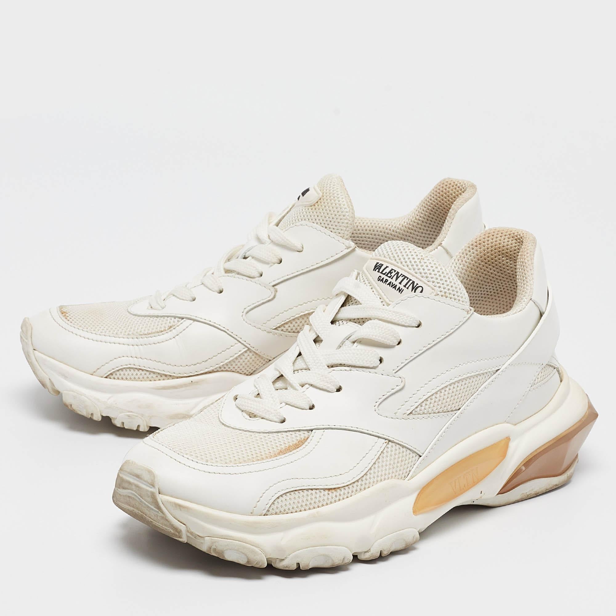 Con una silhouette classica, queste sneakers firmate sono una combinazione perfetta di lusso, comfort e stile. Queste sneakers sono rifinite con dettagli firmati e comode solette.
