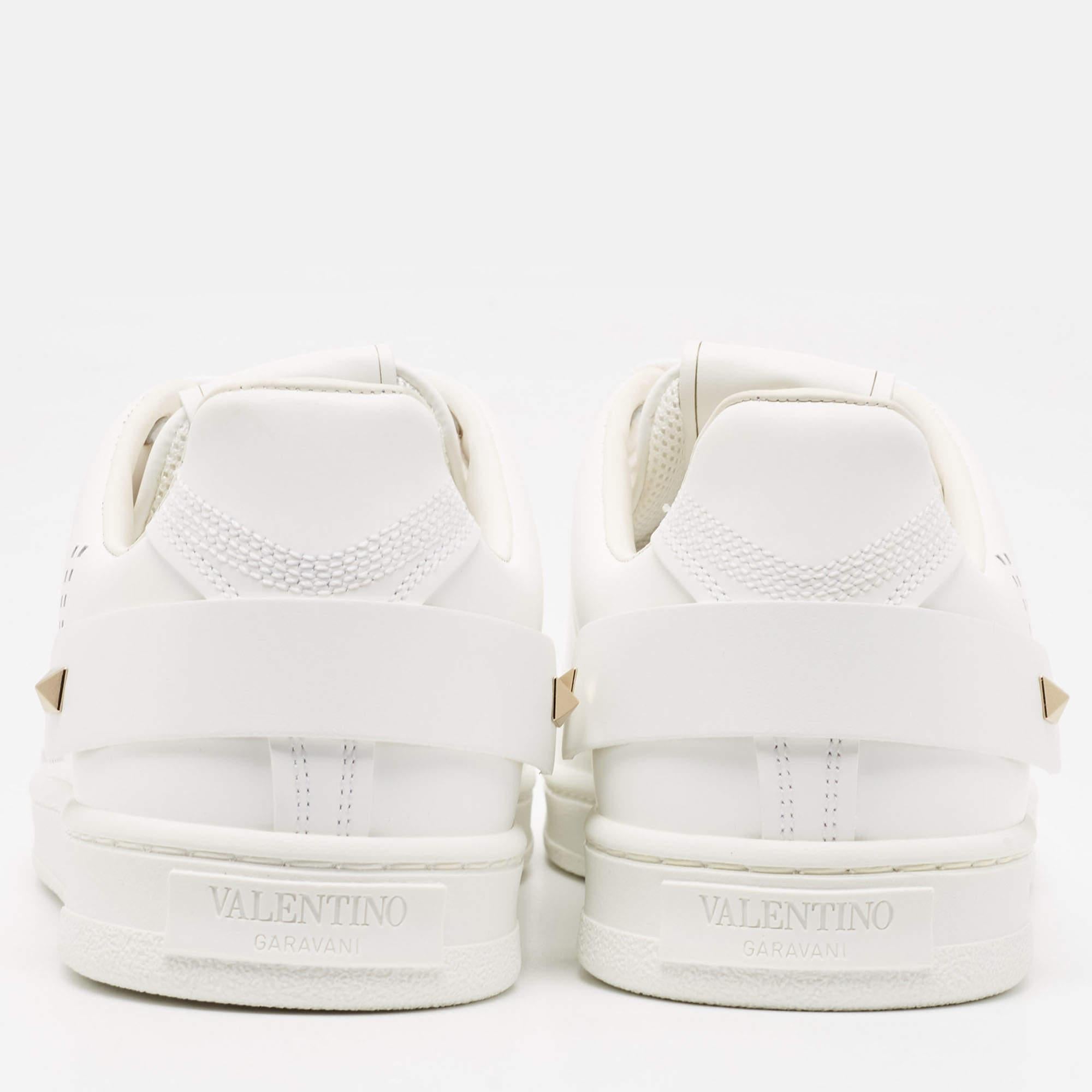 Valentino White Leather Backnet Rockstud Low Top Sneakers Size 39.5 In Excellent Condition In Dubai, Al Qouz 2