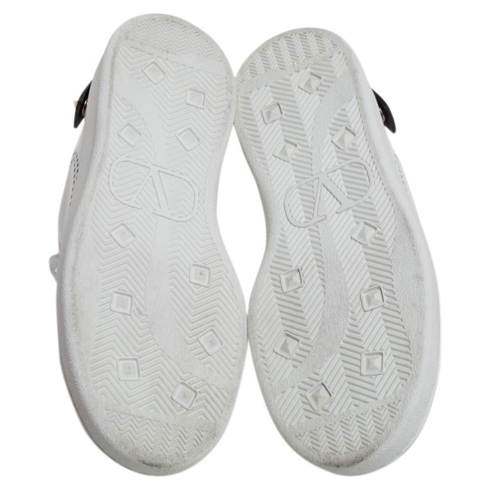 Valentino White leather Backnet Sneakers Size 35 In Good Condition In Dubai, Al Qouz 2