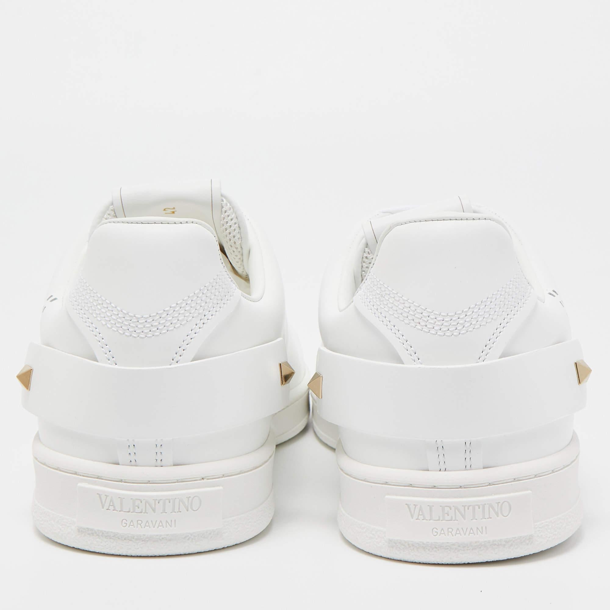 Valentino White Leather Backnet Studded Low Top Sneakers Size 42 In New Condition In Dubai, Al Qouz 2