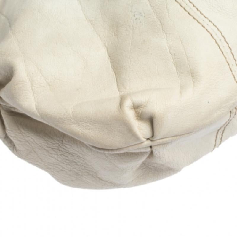 Questa hobo con manico intrecciato dell'iconica casa di Valentino è elegante e raffinata. Realizzata meticolosamente in Italia in pelle di colore bianco, questa borsa è un must-have. Le maniglie intrecciate aggiungono interesse all'esterno, mentre
