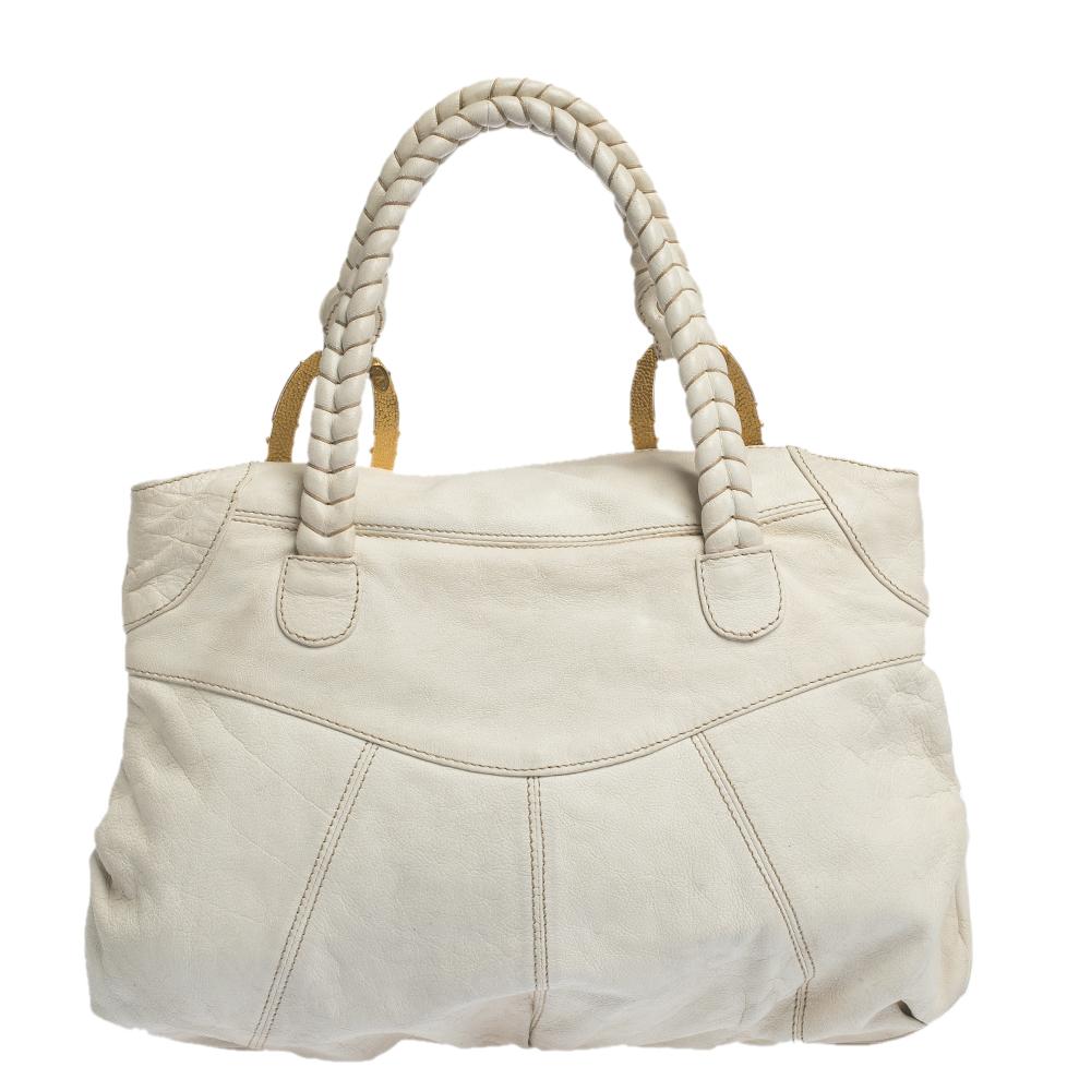 This braided handled hobo from the iconic house of Valentino is smart and stylish. Crafted meticulously in Italy from white-hued leather. the bag is a must-have. The braided handles add interest to the exterior while the spacious canvas-lined
