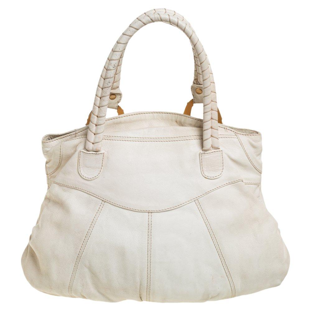Chic and functional, this bag from Valentino is a piece you'll love to own! It is crafted from white leather and the braided handles are attached to the bag with distinct rings. The bag opens to a fabric-lined spacious interior that can easily hold