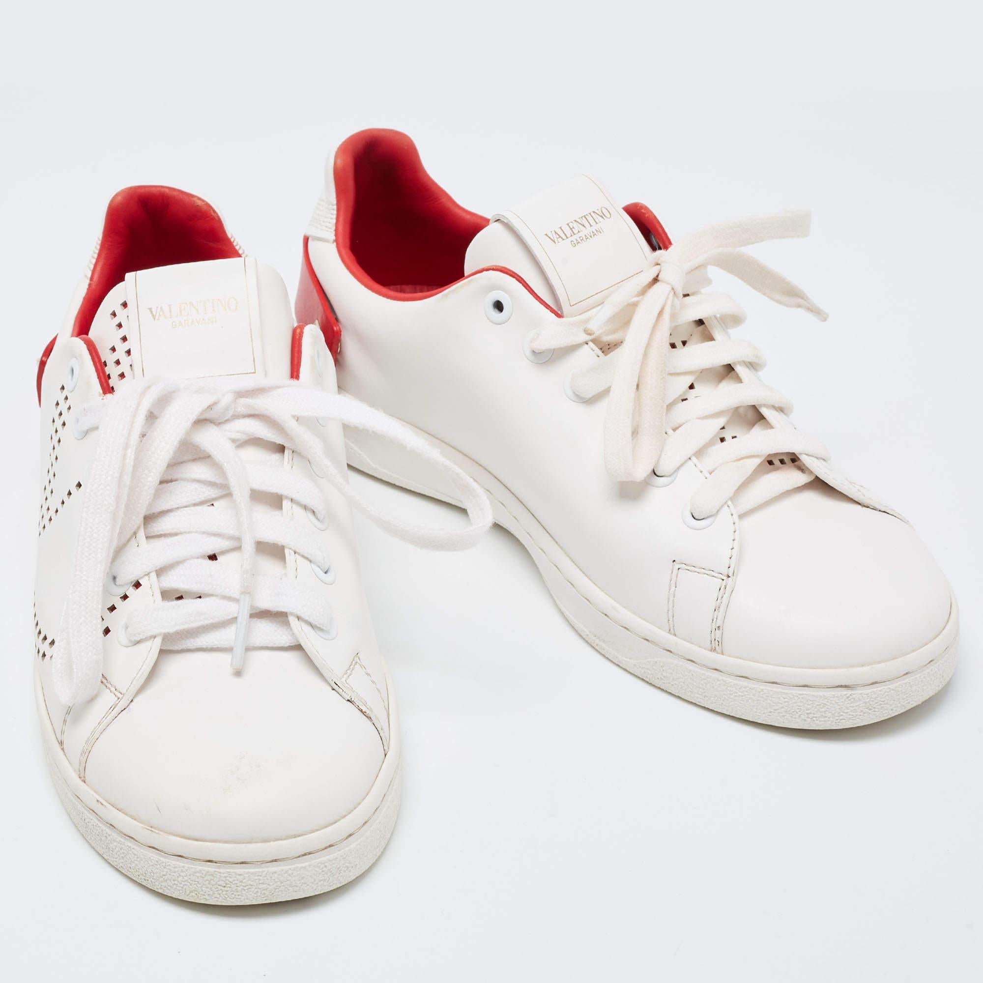Valentino White Leather Escape V logo Sneakers Size 36 In Good Condition In Dubai, Al Qouz 2