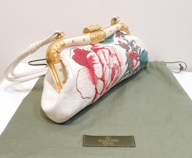Møde Nervesammenbrud Forsendelse Valentino White Leather Floral Embroidered Frame Baguette Bag at 1stDibs