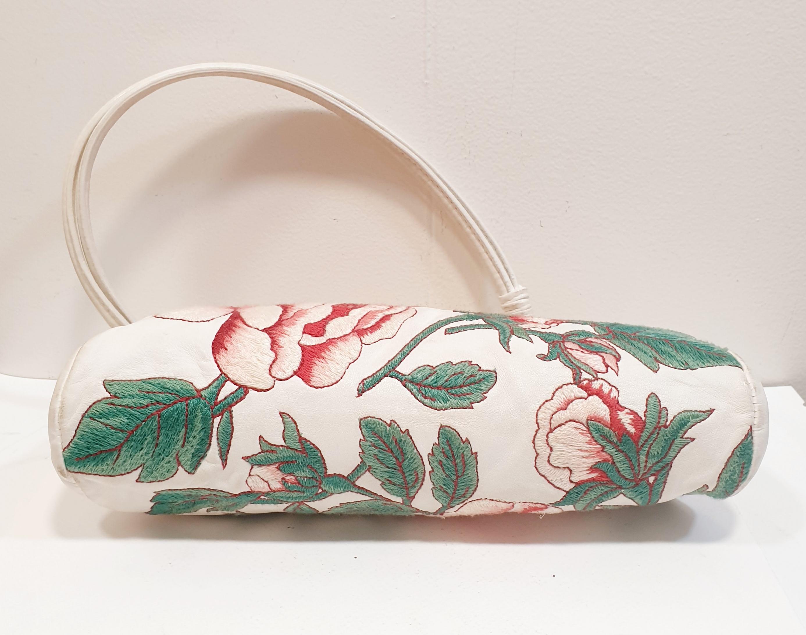 Valentino White Leather Floral Embroidered Frame Baguette Bag In Excellent Condition In  Bilbao, ES