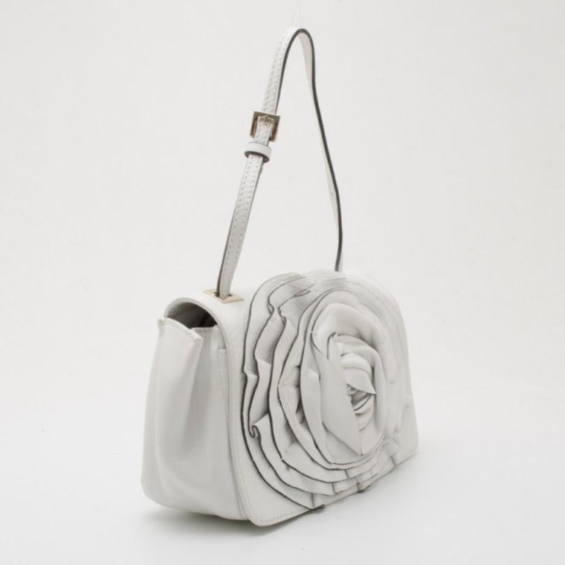 Valentino White Leather Flower Shoulder Bag In Good Condition In Dubai, Al Qouz 2