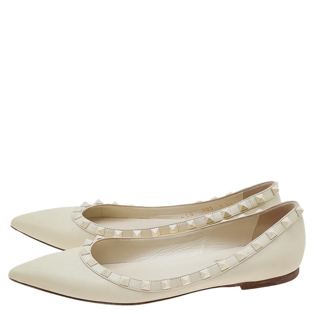 Valentino White Leather Rockstud Ballet Flats Size 38.5 In Good Condition In Dubai, Al Qouz 2