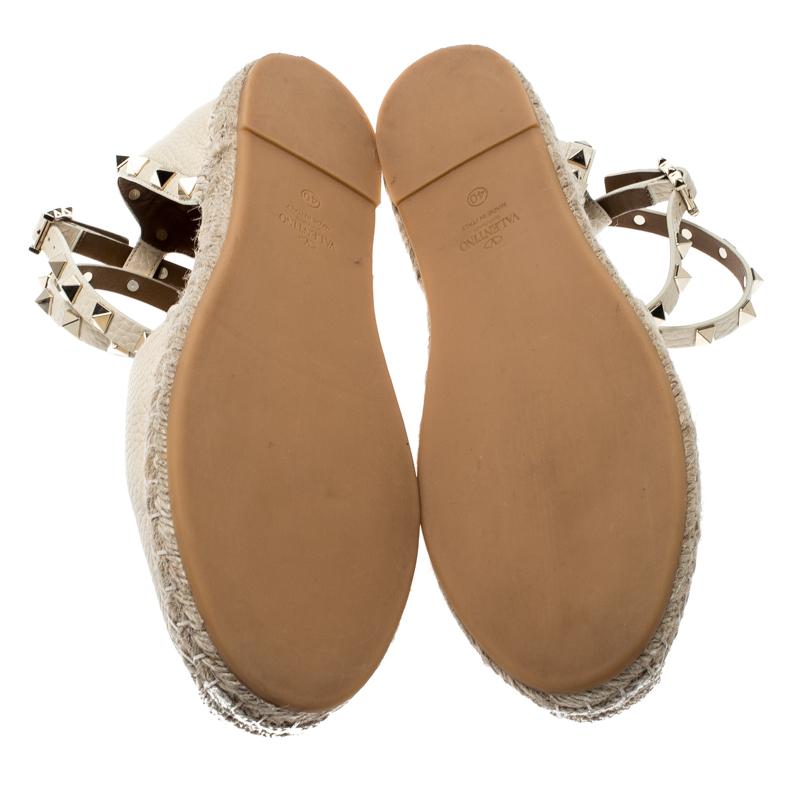 Valentino White Leather Rockstud Espadrille Flat Sandals Size 40 In New Condition In Dubai, Al Qouz 2
